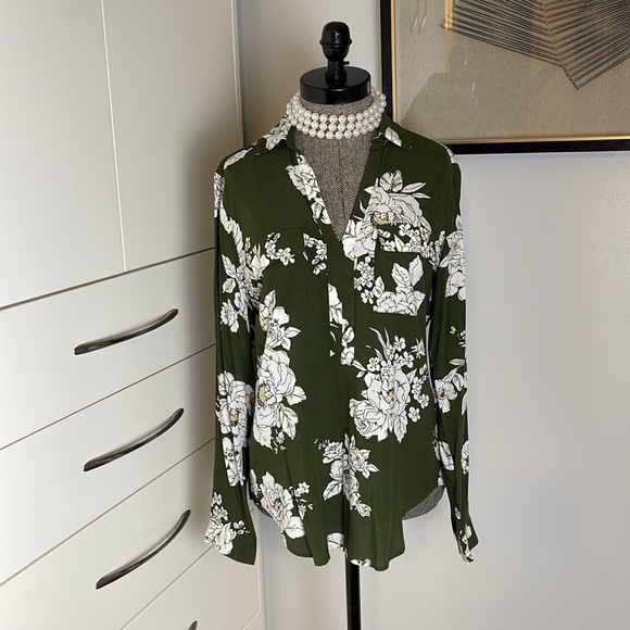 Ann Taylor Tops - ANN TAYLOR Sz M. Gorgeous olive 🫒